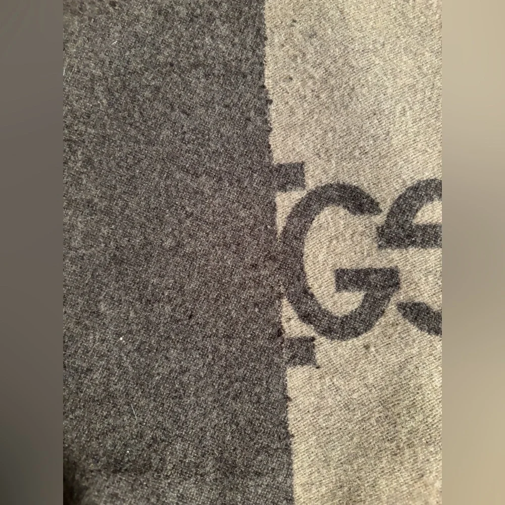 GUCCI Two Tone Wool Throw Blanket - Picture 11 of 12